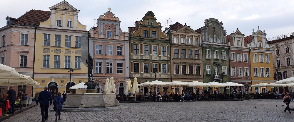 Rows of traditional Polish houses with narrow, colourful façades in Poznań's Old Market Square.